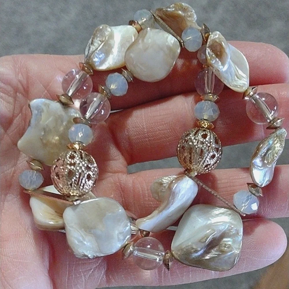 NATURAL SHELL AND CRYSTAL STRETCH BRACELET MOTHER OF PEARL GOLD FILIGREE BEADS